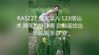 约了一个女神级清秀小美女，精致容颜娇小迷人，扛起美腿对准饱满逼逼啪啪