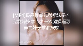 在学校偷拍女厕 竟还有意外收获！白嫩美女竟然在厕所里扣逼自慰！