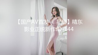 妹子蹲着在床上吃大鸡巴