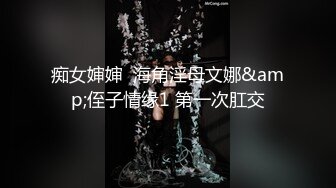 从泳池边到床上的两个小情侣