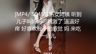 天桥勾引外卖骑车员，男友提醒她来人了，没想到她扑过去诱惑，可惜小哥胆子太小，正眼瞧都不敢！