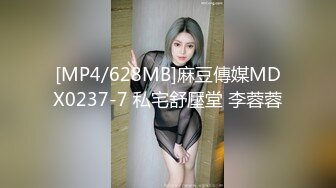 【AV佳丽】在更衣室里监视一位可爱女士的裸体