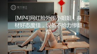 《精品★TP》魔手外购最新流出《坑闺蜜》系列第十二集，偷_窥澡堂妹子洗浴，居家妹子被各种角度拍摄5V (2)