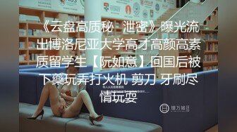 00后小美女就是娇嫩可人，穿着宽大T恤坐在腿上