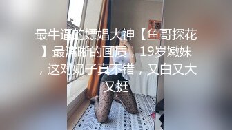 颜值不错的微胖学妹镜头前直播诱惑，小哥在旁边自己玩弄电动假鸡巴，听狼友指挥不停抽插，呻吟