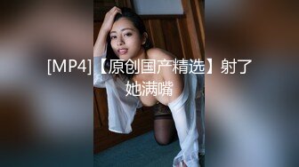 两个华人小伙找了个泰国漂亮美女，前后夹击角度完美，身材好又听话，跑到阳台上口交，被折腾得瘫在床上累的够呛!