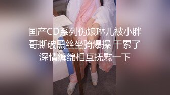 厕拍妹子想拍脸被发现,妹子质问是谁啊，遂溜溜门口等候跟到公交站拍脸