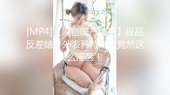 隔板下偷窥玩手机的短发妞故意被发现