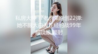 年轻小夫妻各玩各的，白虎穴龟头在上面不停的摩擦