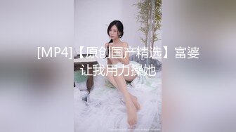 大神都喜欢这口下药迷翻女同事带回酒店把玩她的大肥鲍各种玩具一股脑全塞进去