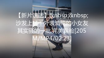 《破解家庭网络摄像头》监控偷拍邻居眼镜少妇喜欢晚上和老公在沙发上做爱这招黄狗射尿还挺有难度的