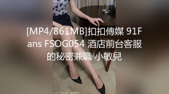 欧美极品身材美女在众多痴汉包围中现场直播啤酒灌逼！