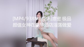 地铁上玩手机的妹子憋坏了一下车就找厕所