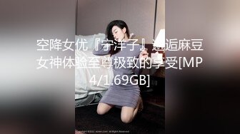 很长时间没见到如此稚嫩的18岁萝莉了，人在广州，年轻就是好啊，全身都粉嫩无敌，桃子般的奶子像是刚发育好，洞口很小