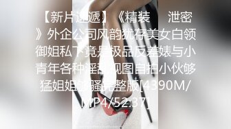 漂亮纹身女不穿内内尿完洗一下BB