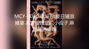 [MP4]四川风骚美熟女跟老公下午到果园溜达，四下无人开始啪啪，开档跳蛋口交后入，淫荡又刺激骚叫充斥了整个果园