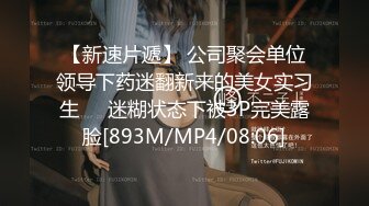 動車上碰到高挑身材美女,紫色內褲性感撩人啊