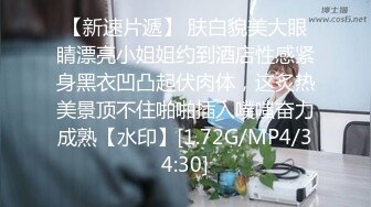 [MP4/ 1.01G] 顶级粉嫩肥鲍美女小看似乖巧其实很骚，伸出舌头自摸贫乳，两根振动棒双管齐下