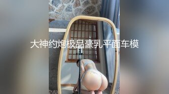 剧情演绎要命的嫂子楼道里勾引要饭的傻子，揉奶玩逼口交大鸡巴，让傻子舔逼揉奶爆草，无套抽插内射中出刺激