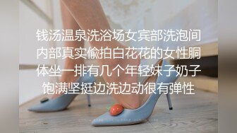 国产比女人还美的CD安德勾引矮胖的美团外卖小哥 黑丝大长腿拉进门就强干