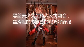 在客廳一邊看宮廷劇一邊和美乳女友無套打砲真新奇