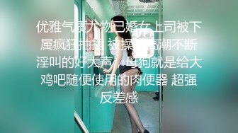 【骚小妹两男一女3P大战】骑乘边操边吃大屌，垫着枕头抬起屁股