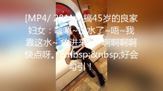 KTV女厕偷拍 长发高跟美女在B里面找什么呢 那么仔细