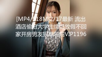 拍苗条小女友洗澡！还不好意思 用手捂住BB不让拍