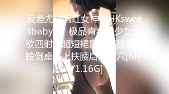 奶子上画个米老鼠诱惑狼友，颜值不错的御姐大秀直播，淫声荡语听指挥，嘴里塞着内裤坐插假鸡巴浪叫呻吟不止