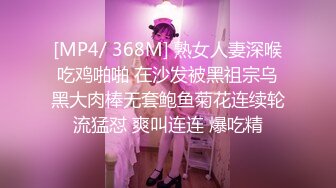 餐厅女厕抱着宠物来上厕所的美女 BB黑的像碳一样