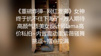 商城跟随抄底等男友的极品身材高颜值美眉