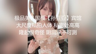 成熟性感御姐脱掉宽松外衣后身材真不错，胸前鼓胀饱满，美女主动舔吸换上诱人服饰啪啪骑乘套弄插