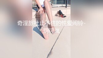 青春活力眼镜反差学生妹，长相老实，内心很开放，背後挂着自己写真艺术照