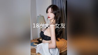 [MP4/1.46G]【无水印精选】极品眼镜反差婊淫荡人妻的绿帽老公找了两个单身猛男草媳妇自己在一旁拍摄