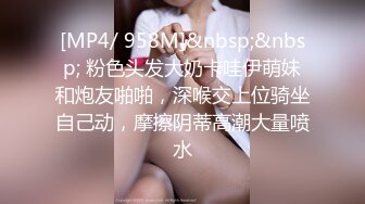 漂亮妹子胸罩被海浪拍偏乳头都跑出来还毫无察觉