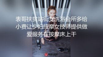 冒死爬窗偷窥楼下的少妇刚洗完澡光溜溜的出来换衣服