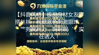 游乐场女厕全景偷窥多位半蹲着尿的美女各种美鲍轮番呈现 (1)