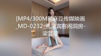 拍私房照的美眉被摄影师一顿忽悠加价，成为胯下女母狗，吃着肉棒跳蛋玩弄搔穴 笑淫淫！