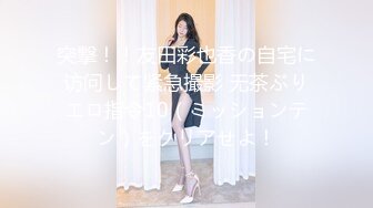 摸摸就想要的良家少妇，全程露脸跟狼友互动撩骚，揉着骚奶子自己抠着逼，水晶大鸡巴插入骚穴，高潮冒白浆