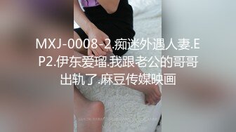 八字奶老熟女躺在床上自慰玩穴