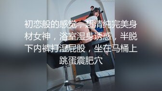 女厕偷拍，眼前一亮的高挑黑丝美腿白人女神，看来公用厕所的马桶真是个鸡肋的东西，妹子只能半蹲着尿