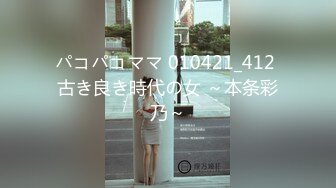 2024年新流出，良家人妻，【爱涩梨】，漂亮小少妇，粉嫩白皙，家中约炮，白虎粉穴，床上床下两个人，反差感极强！