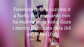 Fodendo forte o cuzinho da Natty Hot enquanto minha mulher filma tudo. Gozei dentro na buceta dela (64de1f44e410d)