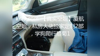 22歲騷女友故意跑到公廁，視訊玩跳蛋給男友看，突然被隔壁的聲音嚇一跳！