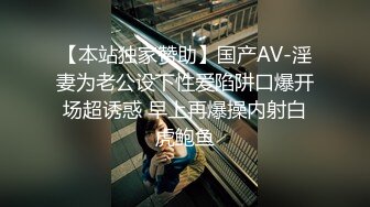 红发黑妞一脸享受的吃着弯曲的大鸡鸡