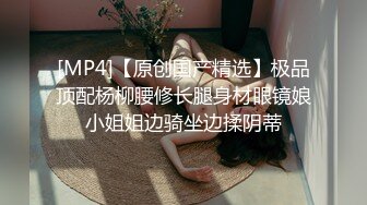 女朋友打赌输了罚她不准穿衣服做饭 身材还是相当的不错