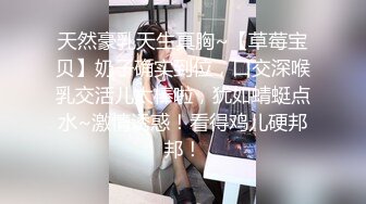 超级丰满吊钟奶子，黑色比基尼，内裤一扒，无套操逼女上位大奶子晃动吓人