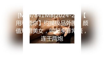 勾搭两个风骚女技师小哥想要啪啪，淫声荡语不断撩骚动手动脚扒光玩奶各种爆草，还让骚女打电话草她好刺激