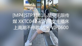 酒店冒死尾随吊带黑长裙小美女上厕所 狭小的红嫩洞口看着就眼馋